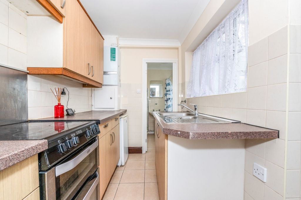 Property photo 3 of 10 Kitchen