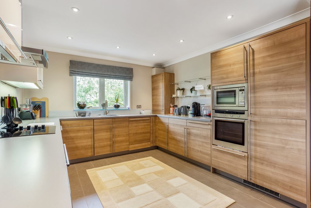 Additional image 4 of 2 bed penthouse for saleRay Park Road, Maidenhead SL6