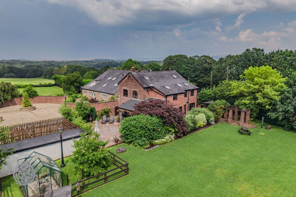 4 bed barn conversion for saleWigan Lane, Coppull PR7 photo 5