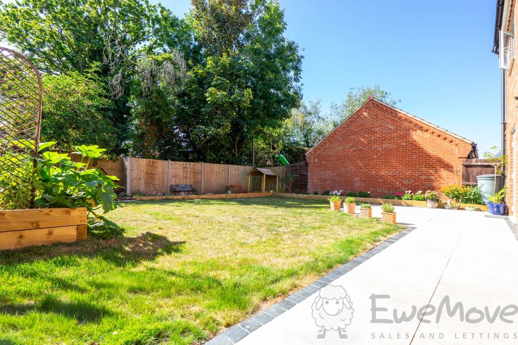 Property photo 2 of 14 Landscaped Garden