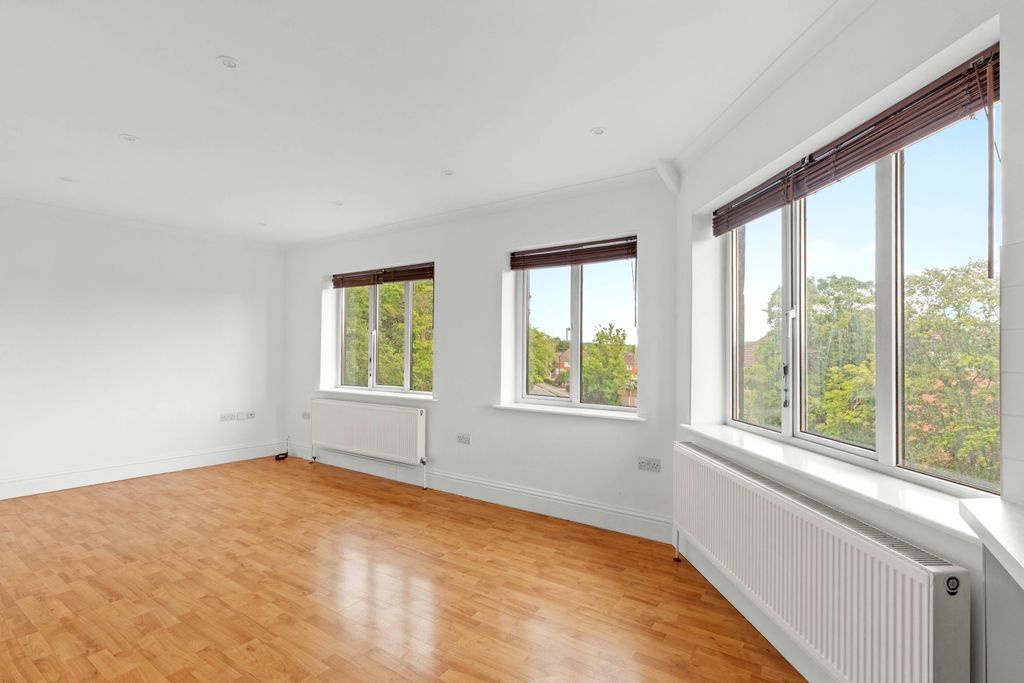 Property photo 3 of 8 Flat 2, 8A Nightingales Corner, Hp7 9Pz (Low Res)-
