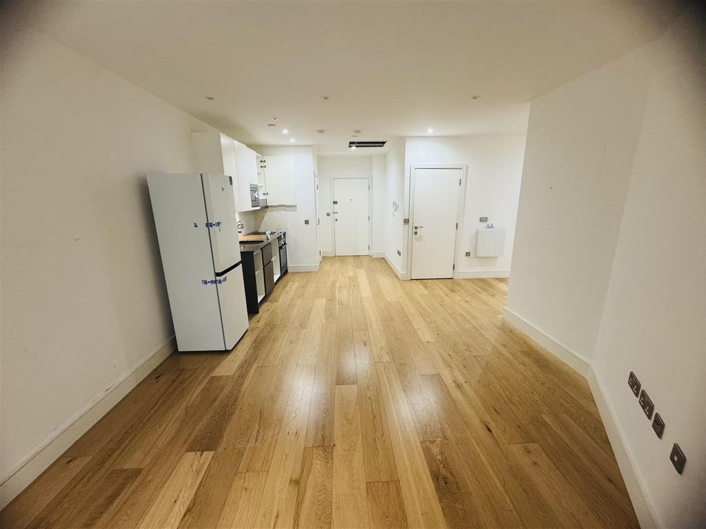 Studio for saleStaines Road, Hounslow TW3 photo 4