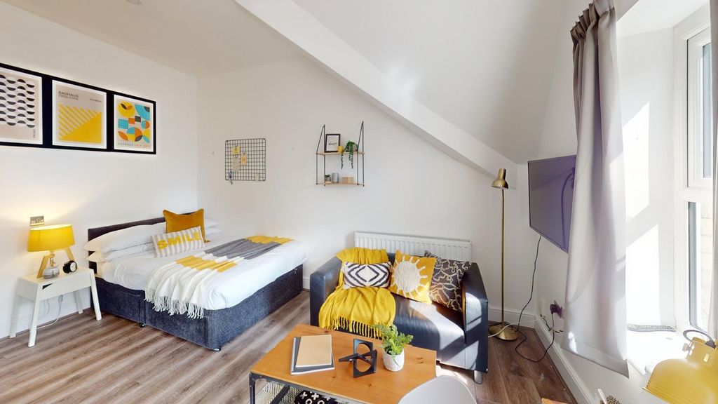 Property photo 3 of 4 A Spacious And Inviting Large Double Bedroom, Beau...