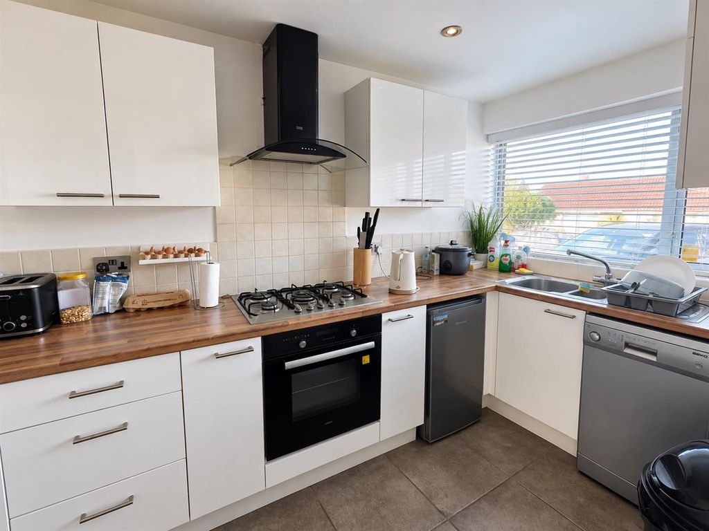 Property photo 3 of 14 Kitchen 2