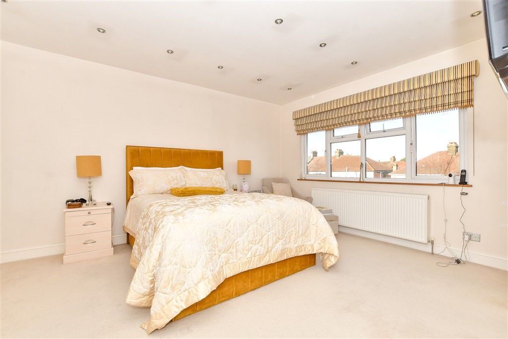 Property photo 1 of 17 Bedroom 1