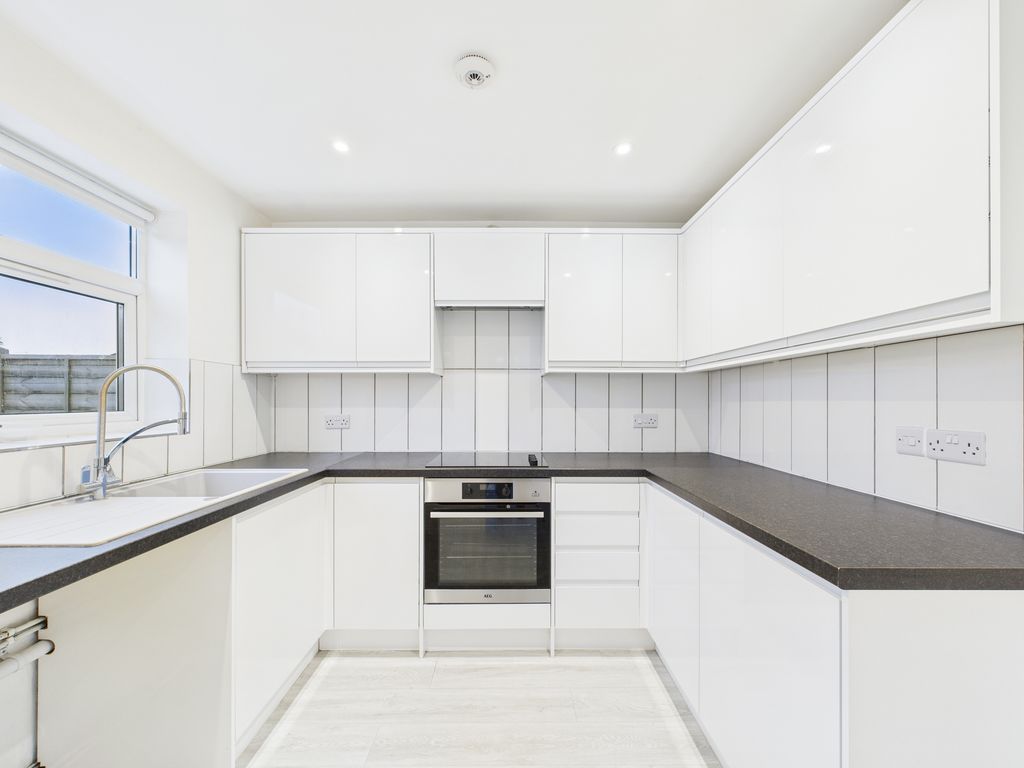 Property photo 2 of 9 Kitchen