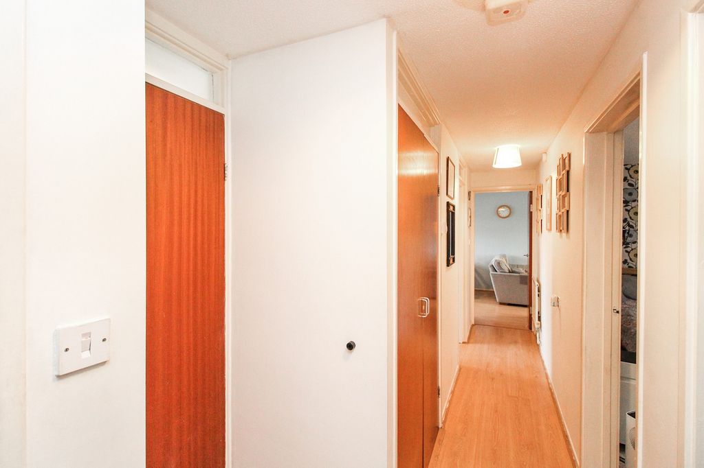 Property photo 2 of 8 Entrance Hall
