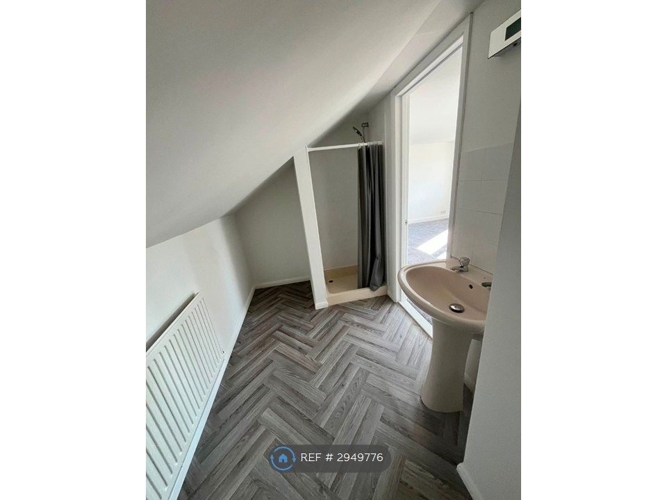 Property photo 3 of 16 Ensuite