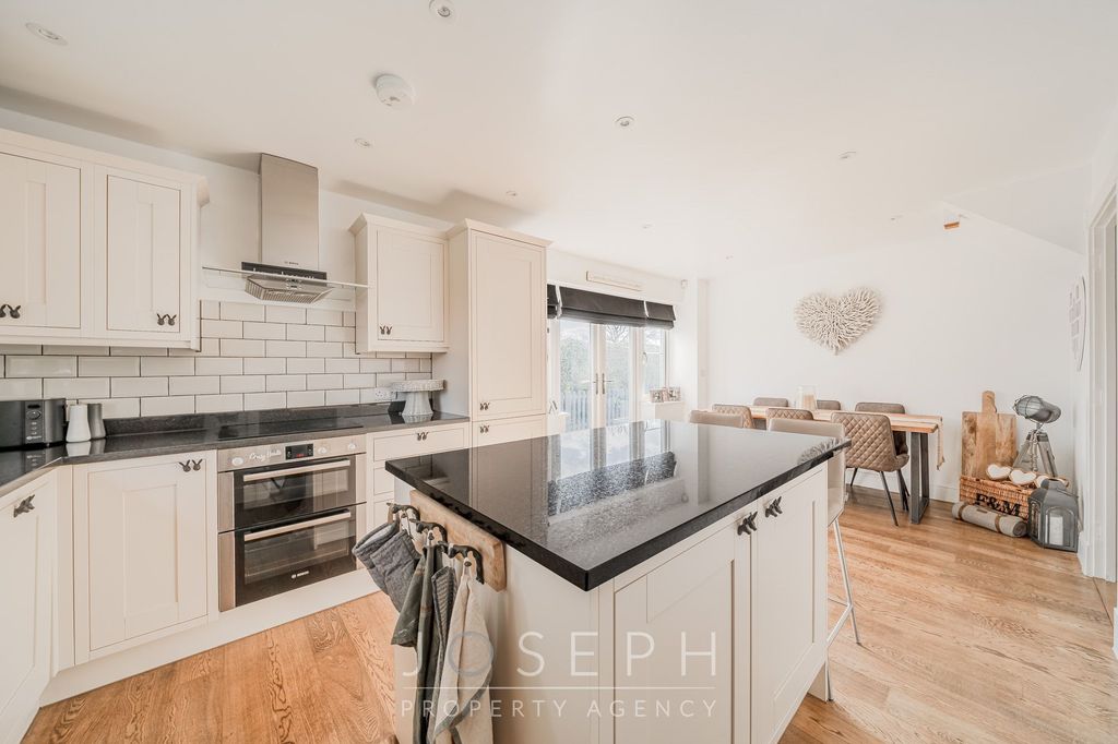 Property photo 2 of 27