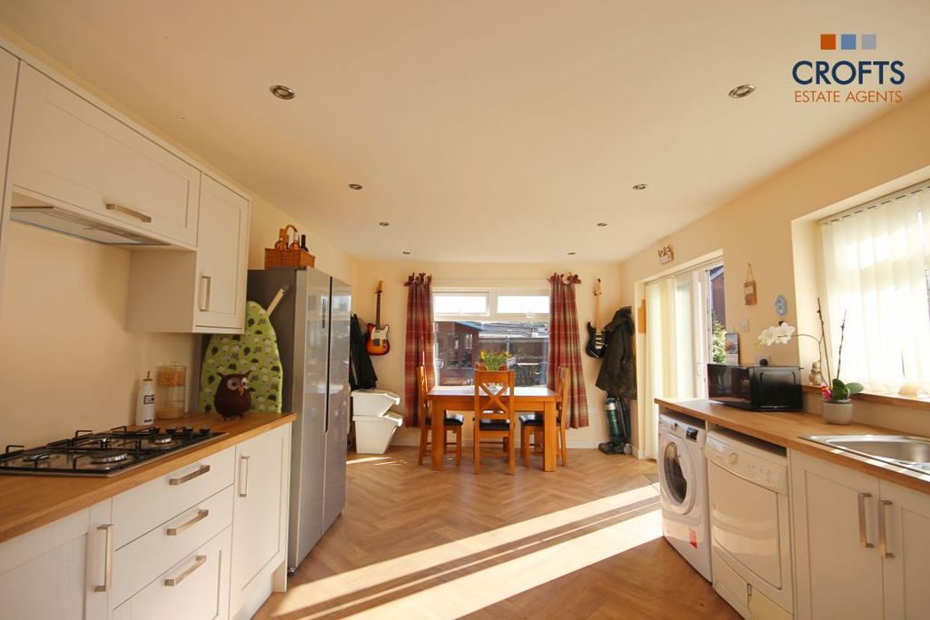 Property photo 3 of 12 Kitchen