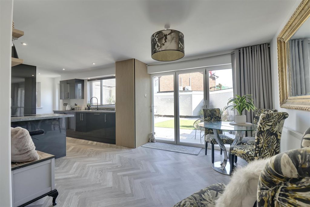 Property photo 3 of 27 E3E48E35-7F04-4162-9C2C-EE3E59EE79B6_1_201_A.Jpeg