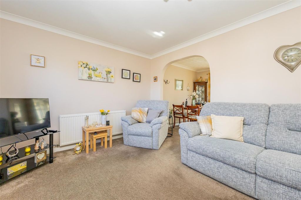 Property photo 3 of 17 Lounge