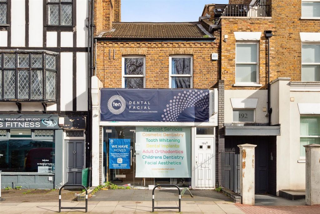 Property photo 1 of 6 194A Trinity Road Sw17 External.Jpg