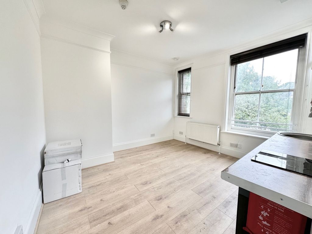 Property photo 1 of 6 Studio Flat For Rent