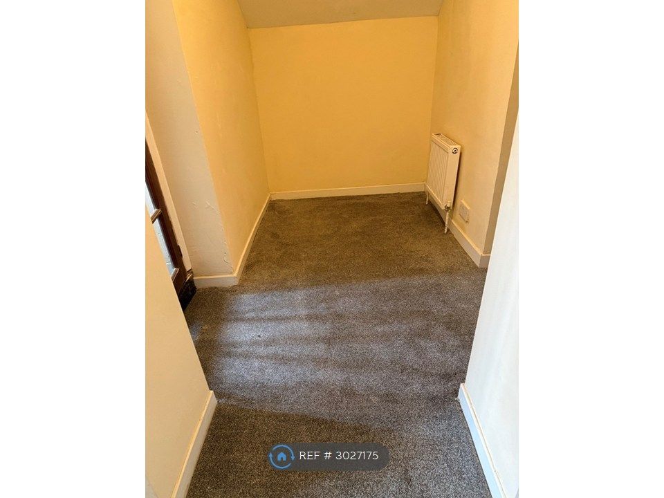 Property photo 3 of 10 Entrance Hall