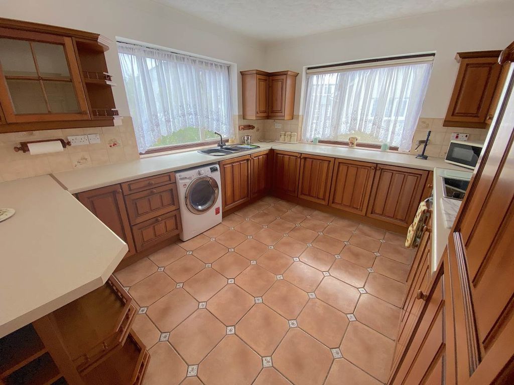 Property photo 3 of 6 Kitchen
