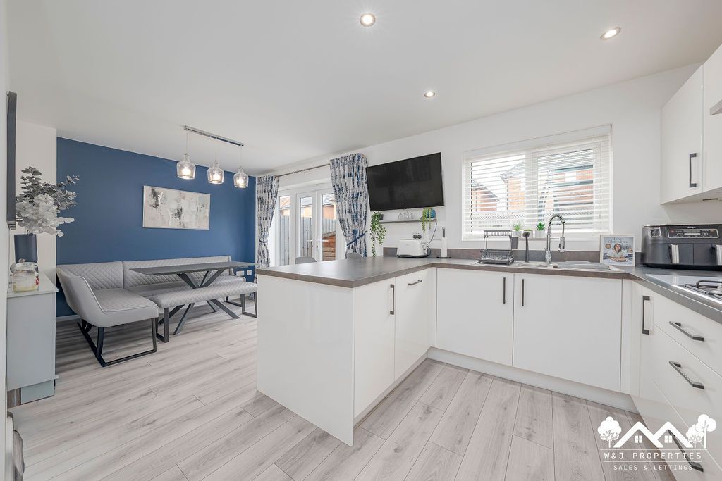 Property photo 2 of 31