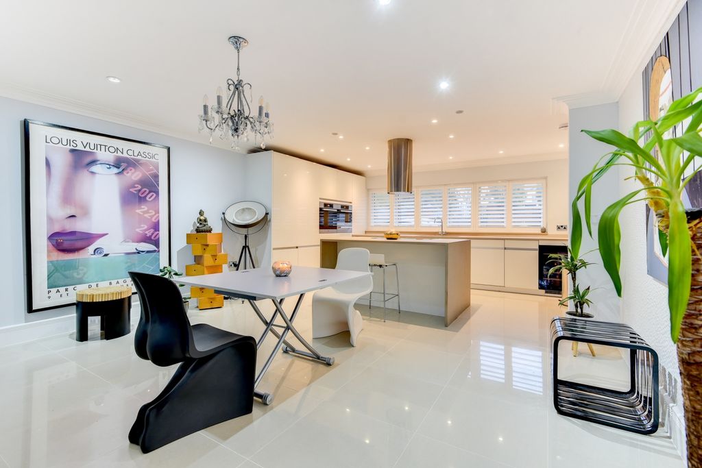 Property photo 2 of 54 75Bdyke-12