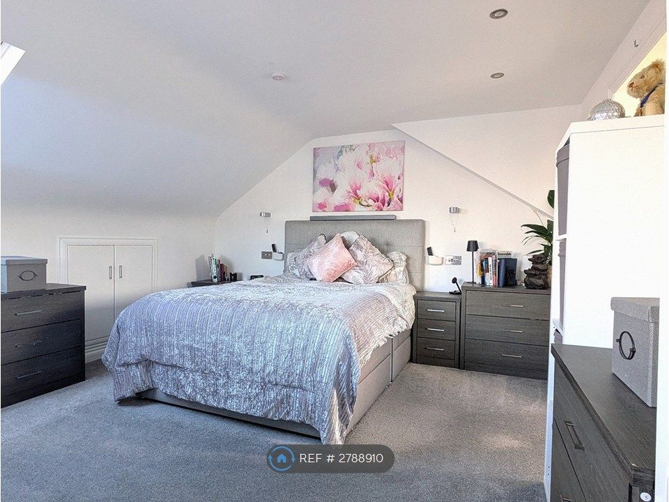 Property photo 1 of 17 Master Bedroom