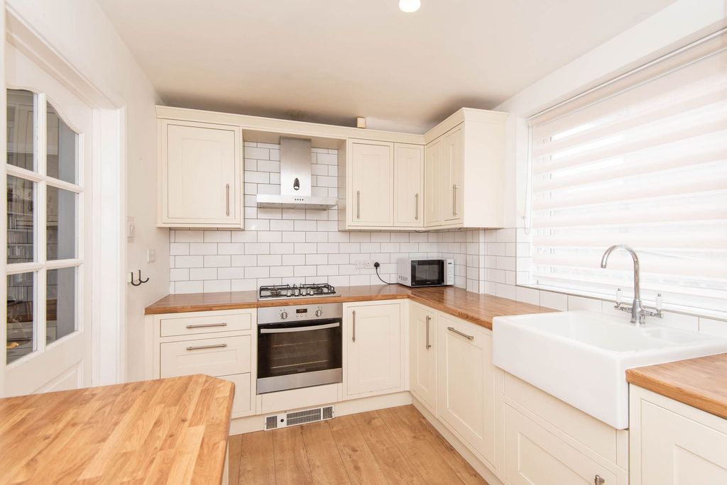 Property photo 3 of 21