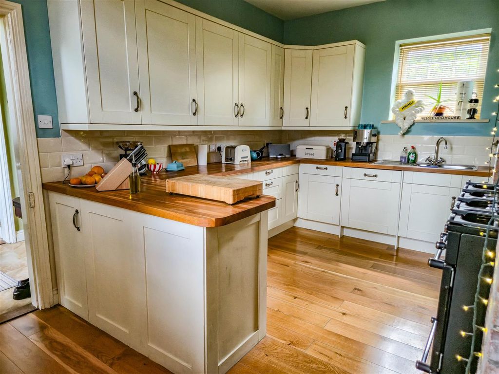 Property photo 3 of 16 Kitchen