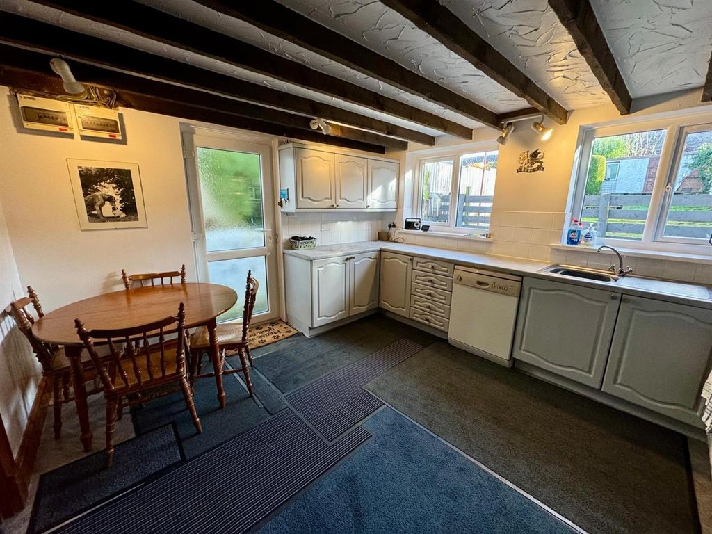 Property photo 3 of 8 Kitchen