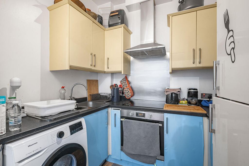 Property photo 3 of 10 Kitchen