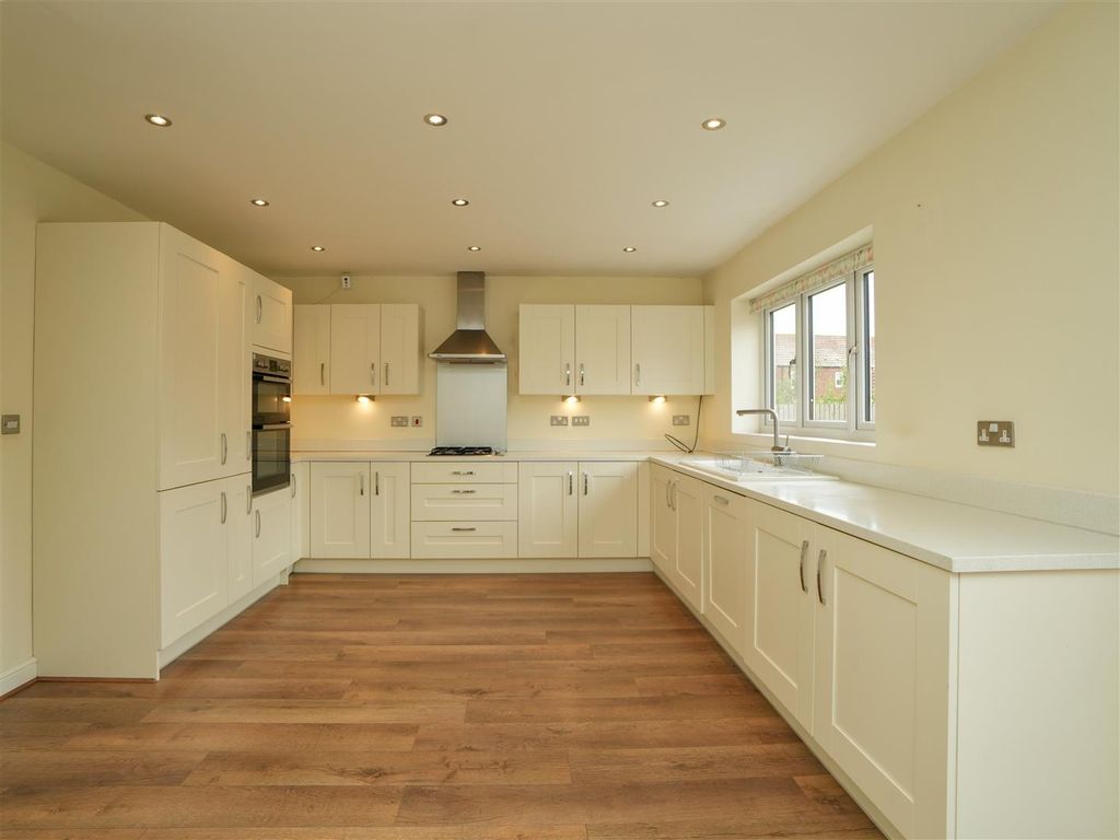 Property photo 3 of 25 Dining Kitchen