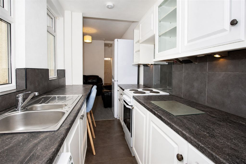 Property photo 1 of 8 Approach