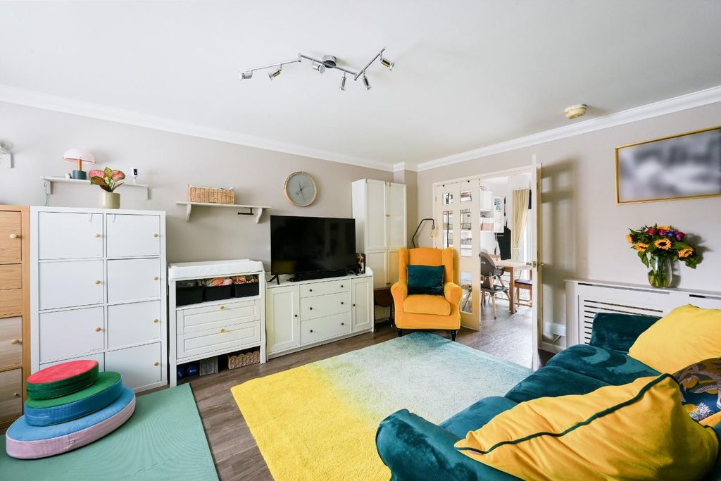 Property photo 3 of 14 Manor Crescent