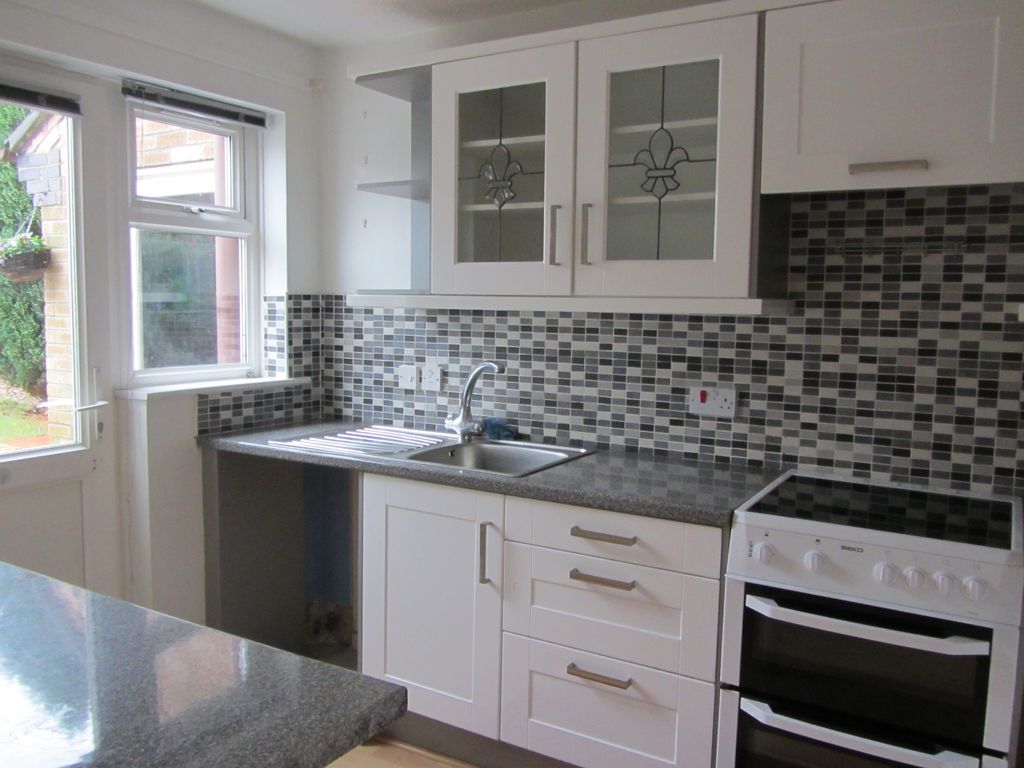 Property photo 3 of 10 Kitchen
