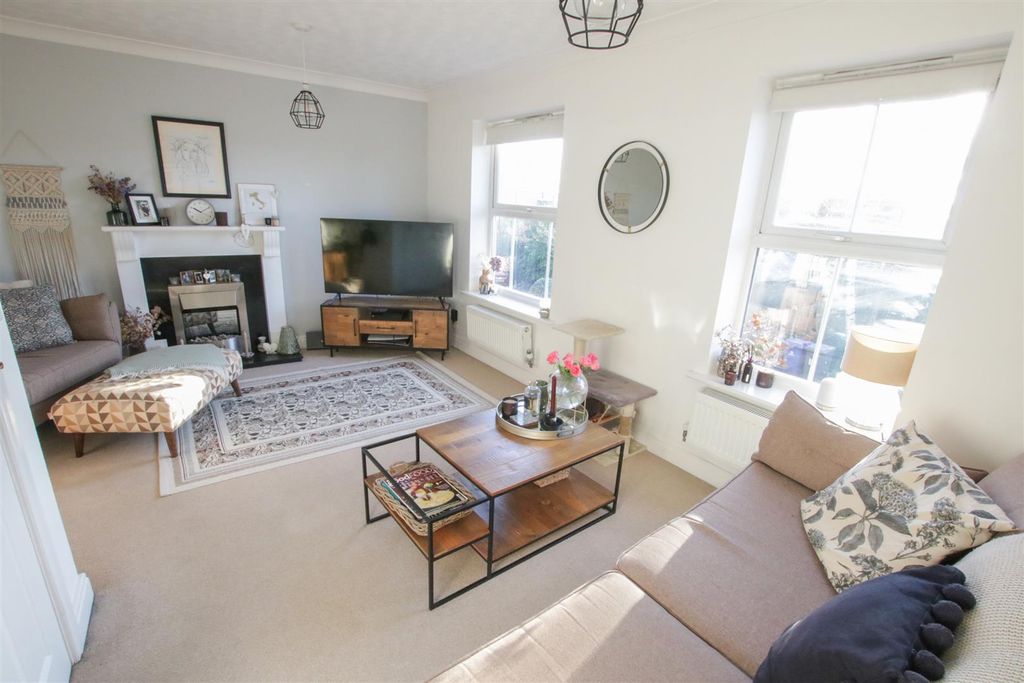 Property photo 1 of 20 Lounge