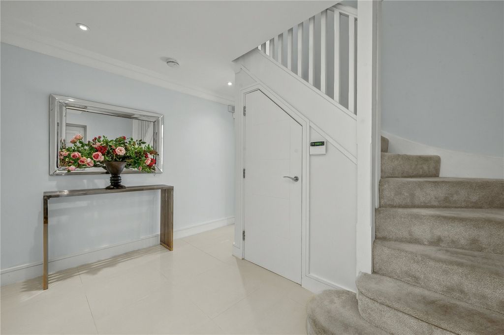 Property photo 2 of 11 Entrance Hall