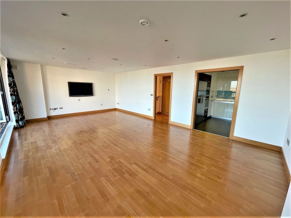 Property photo 2 of 25