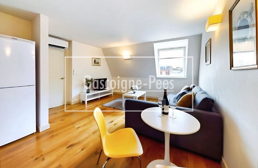 Property photo 3 of 12 Living Space