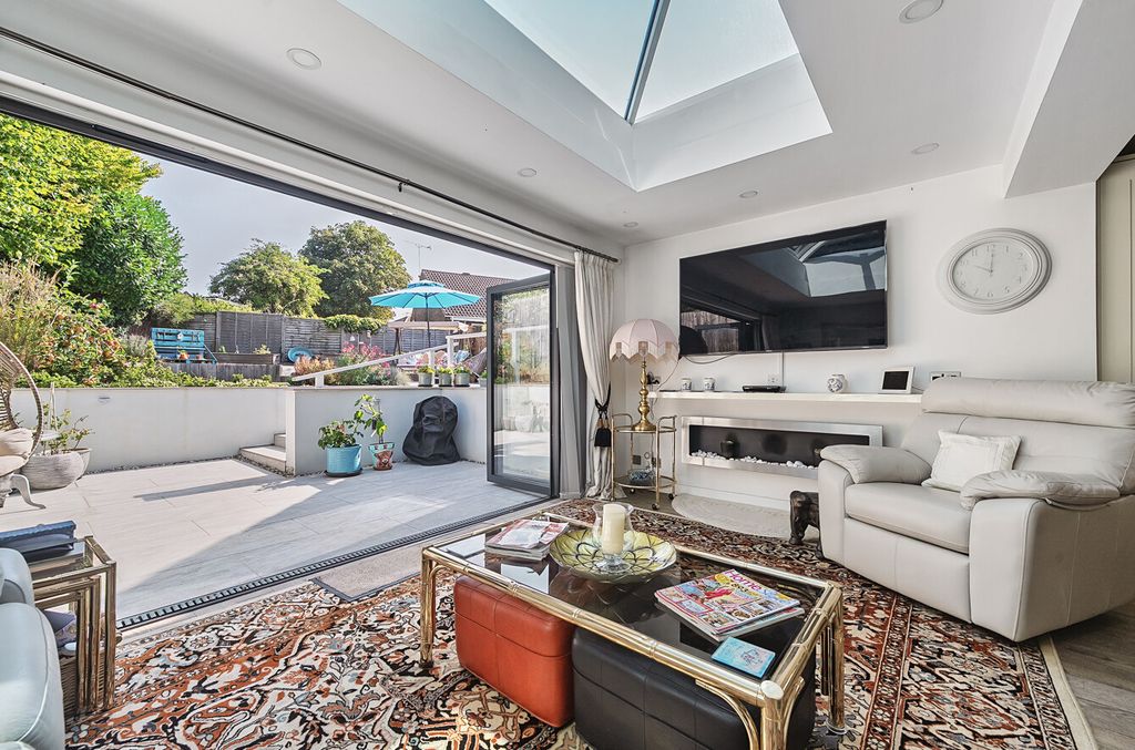 Property photo 1 of 16 1339648-15-689Efc...