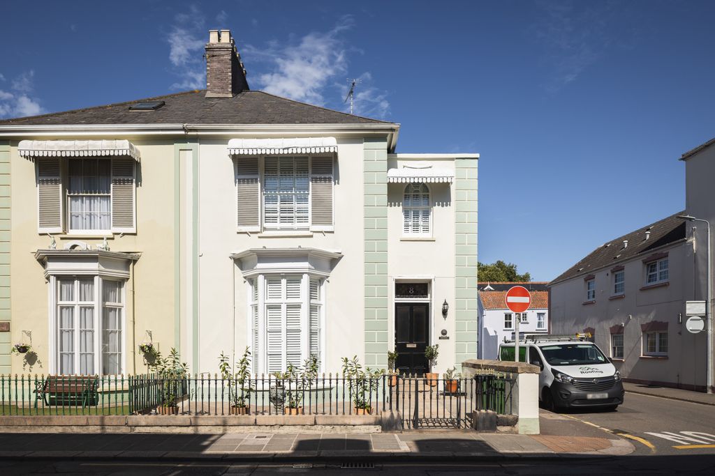 Property photo 2 of 20