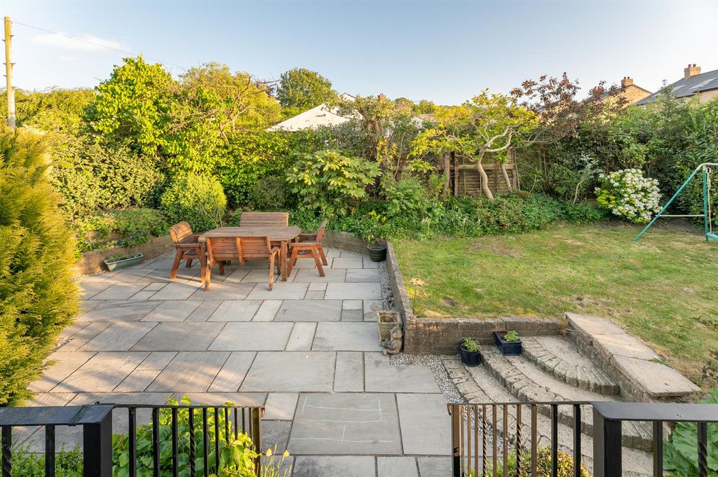 Property photo 2 of 42 Southerly Facing Garden