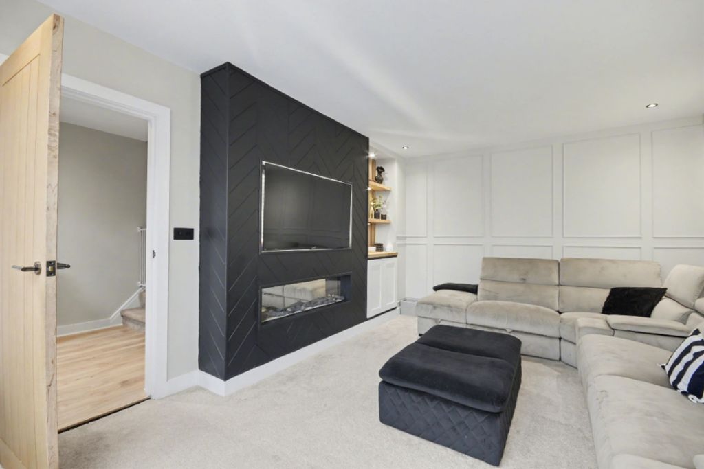 Property photo 3 of 31 Living Room