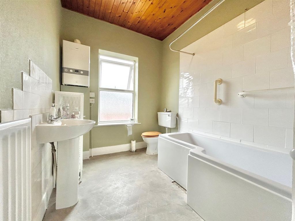 Property photo 1 of 9 Bathroom.Jpg