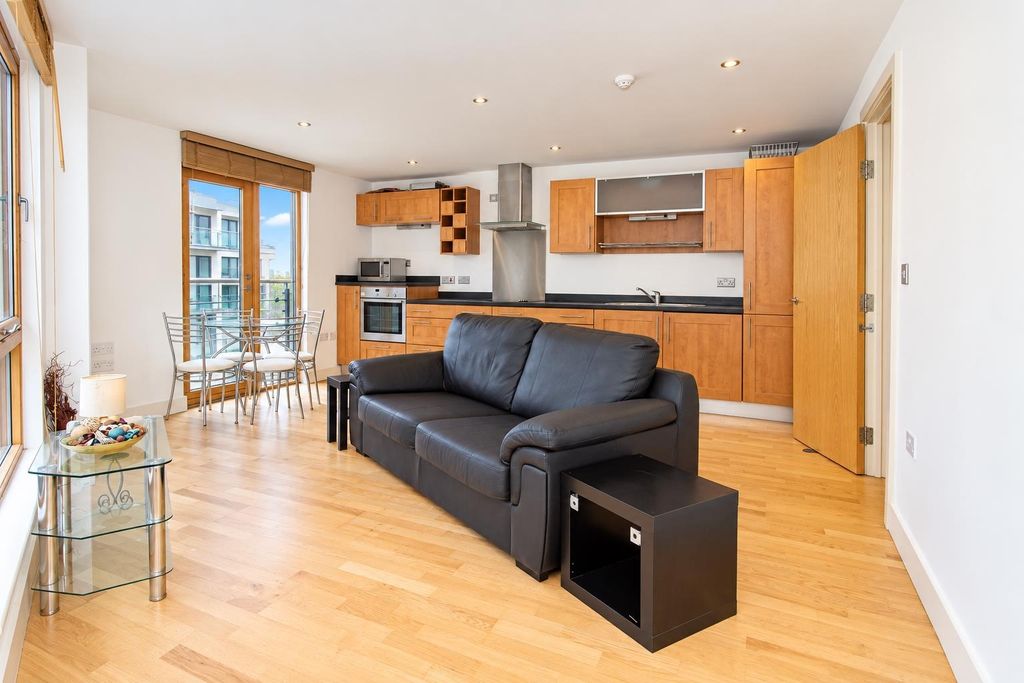 Property photo 1 of 6 Bright Open-Plan Living Room With Modern Kitchen...