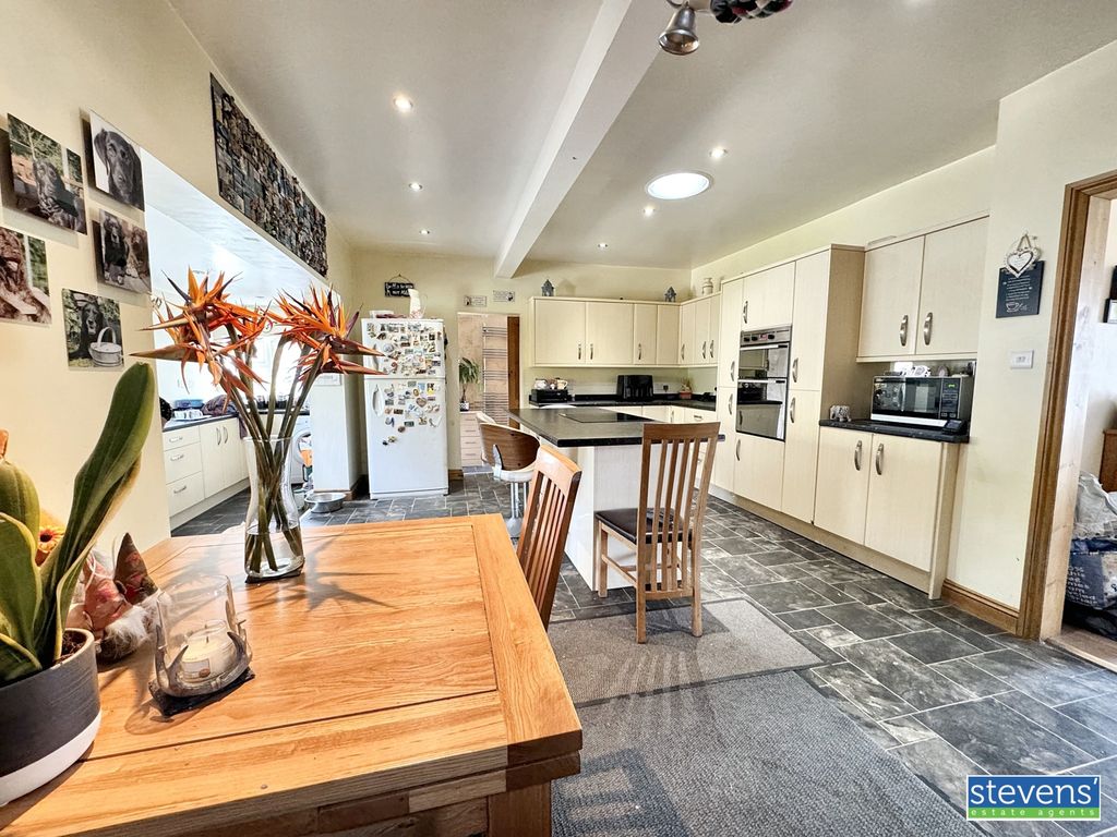 Property photo 2 of 34 Image00011