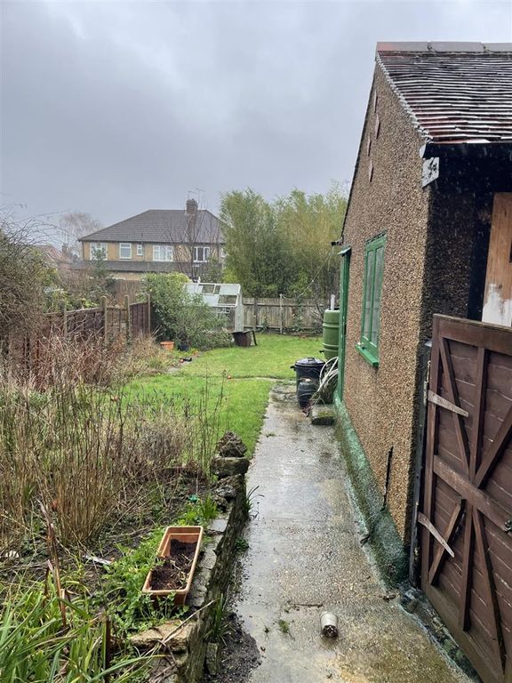 Property photo 2 of 5 7 Vines Ave Gdn1.Jpg