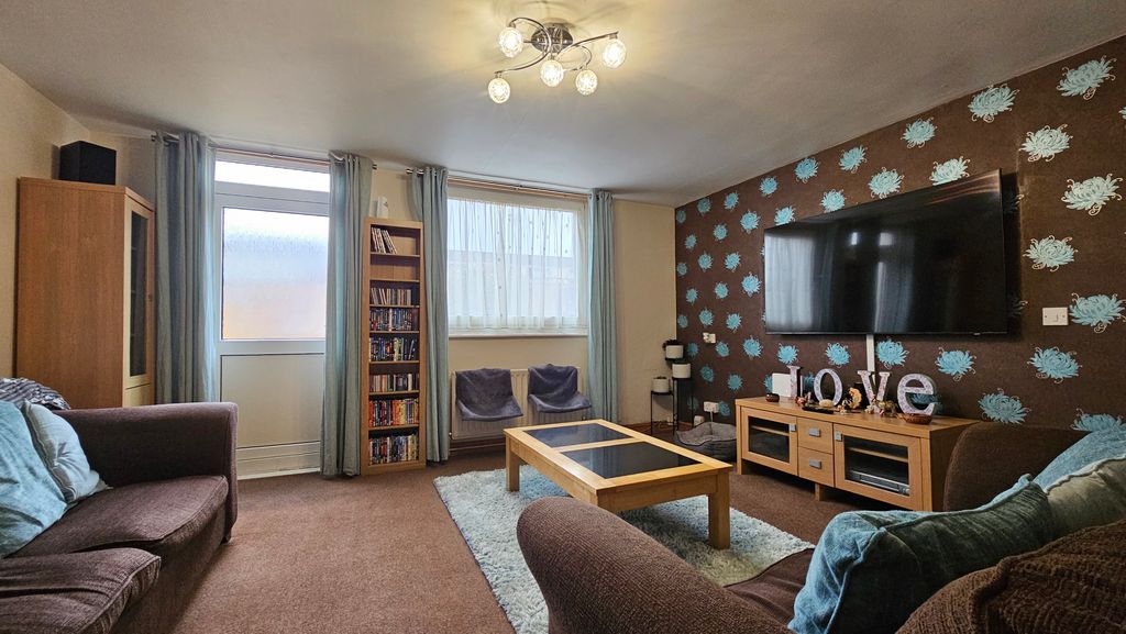 Property photo 3 of 15 Lounge