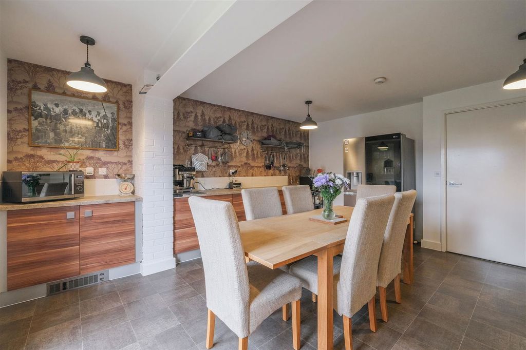 Property photo 3 of 25