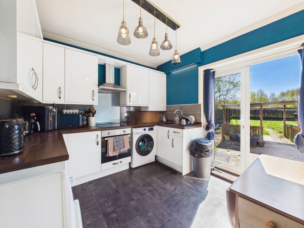 Property photo 3 of 10 Kitchen