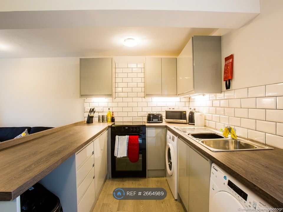 Property photo 3 of 31 Kitchen