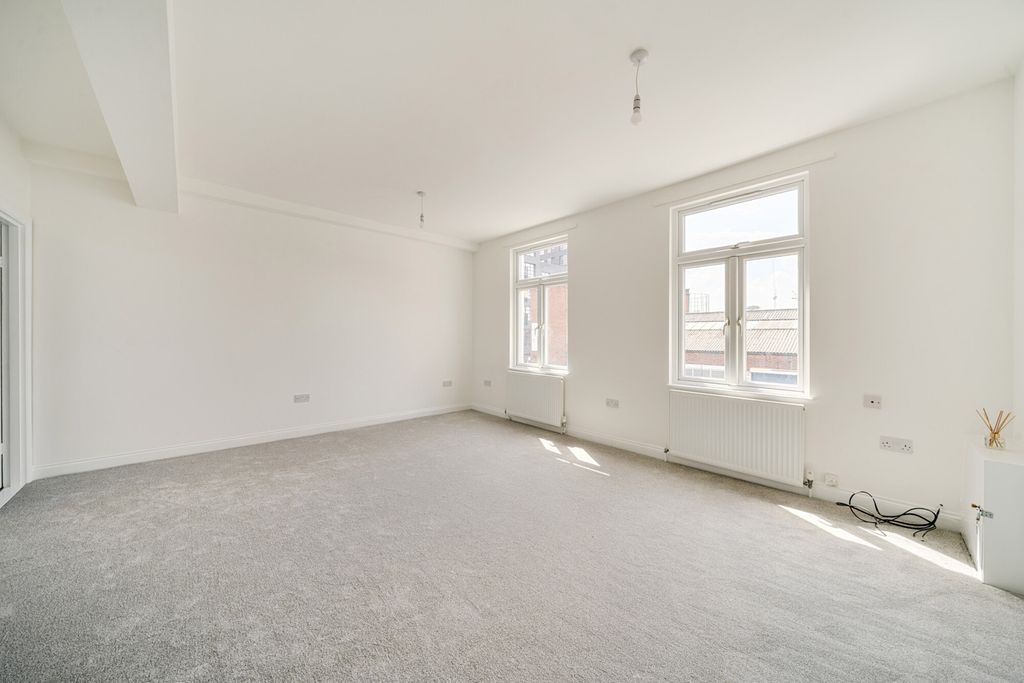 Property photo 2 of 13 Lounge