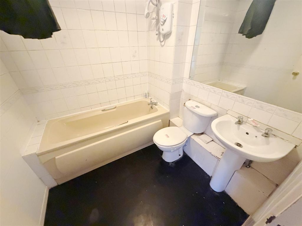 Property photo 3 of 11 Bath