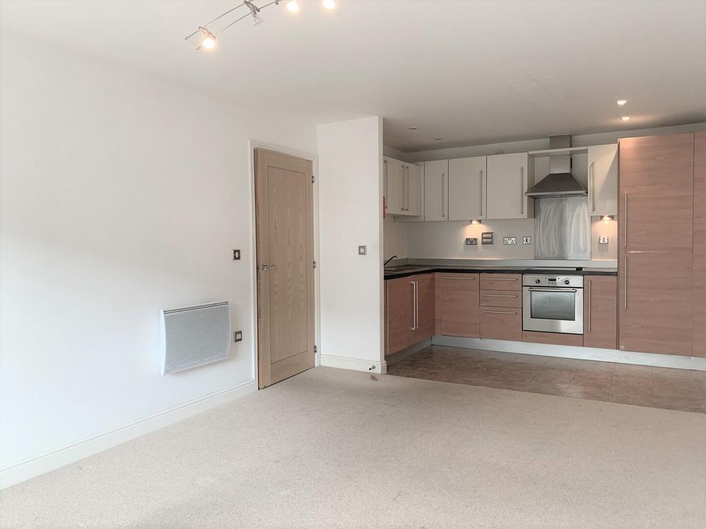 Property photo 3 of 10 Living Room/Kitchen
